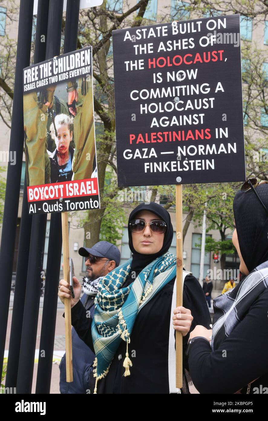 La donna che ha i segni durante il rally al Quds Day (al-Quds Day) al di fuori del consolato degli Stati Uniti a Toronto, Ontario, Canada il 01 maggio 2019. I raduni al Quds Day si sono svolte in oltre 800 città in tutto il mondo per denunciare la continua occupazione della Palestina da parte di Israele. 'Al Quds' è il nome arabo di Gerusalemme, è un evento annuale che si è tenuto l'ultimo venerdì del Ramadan, iniziato dalla Repubblica islamica dell'Iran nel 1979 per esprimere sostegno ai palestinesi e opporsi al sionismo e a Israele. (Foto di Creative Touch Imaging Ltd./NurPhoto) Foto Stock