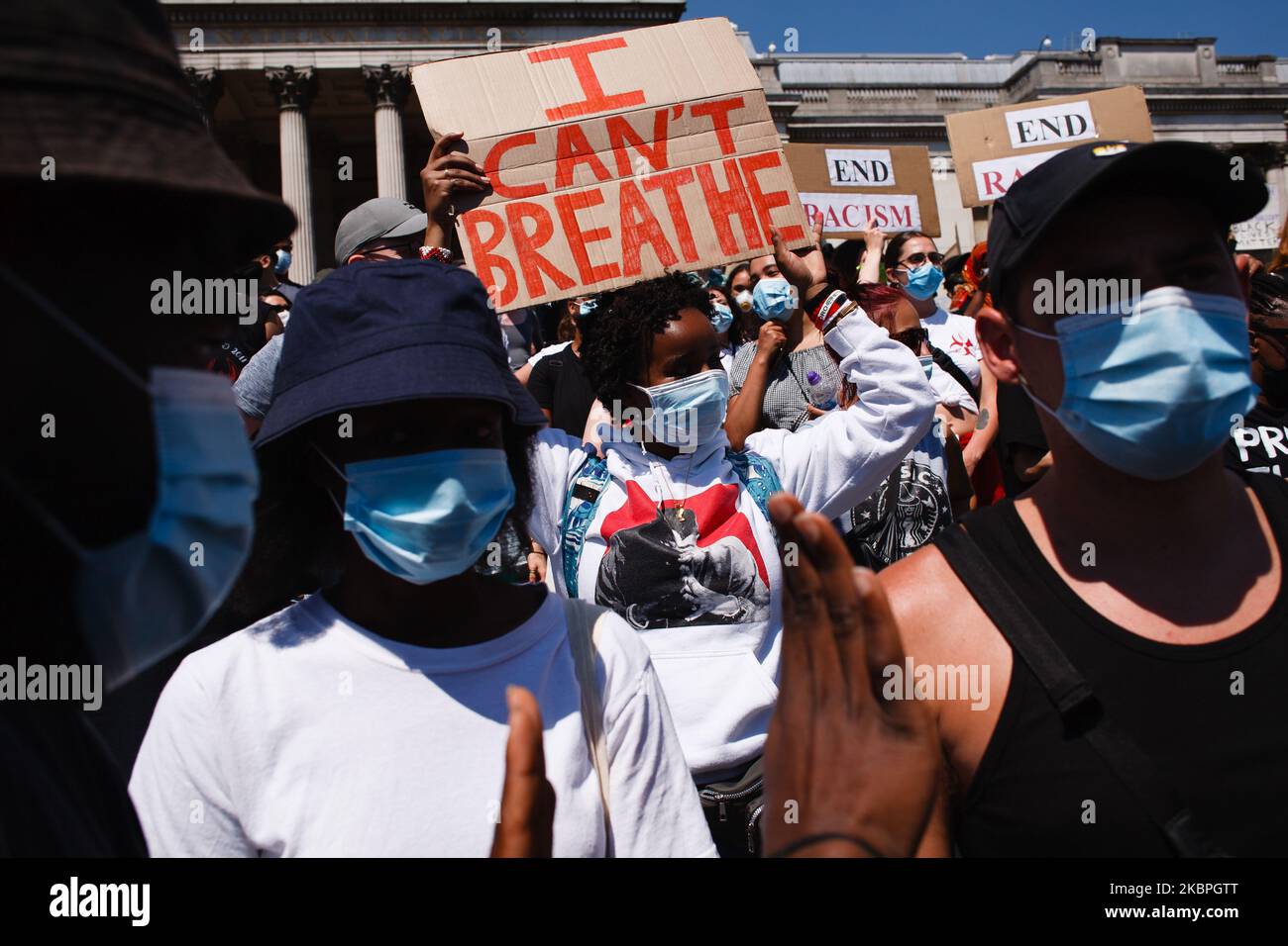 Gli attivisti si sono riuniti per protestare contro l'uccisione di George Floyd a Trafalgar Square, Londra, Inghilterra, il 31 maggio 2020. Migliaia di persone si sono riunite per la protesta, nonostante le continue preoccupazioni per la possibile diffusione del coronavirus e le continue richieste delle autorità di rispettare le linee guida per l'allontanamento sociale. Floyd, un uomo nero, morì come un ufficiale di polizia bianco, Derek Chauvin, inginocchiato al collo durante un arresto nella città statunitense di Minneapolis il 25 maggio. La morte di Floyd, che ricorda la morte soffocata di Eric Garner per mano di agenti di polizia a New York nel 2014, ha riacceso la Th Foto Stock