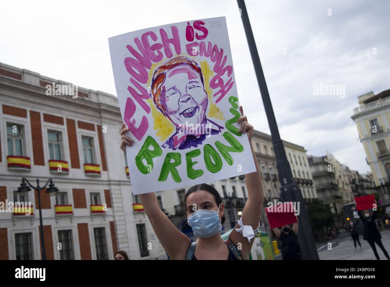 I manifestanti protestano contro la Puerta del Sol, mentre i disordini continuano negli Stati Uniti dopo il 25 maggio, la morte di George Floyd il 31 maggio 2020 a Madrid, Spagna. La protesta segue la morte di George Floyd a Minneapolis, negli Stati Uniti, questa settimana che ha visto un ufficiale di polizia accusato di omicidio di terzo grado. (Foto di Oscar Gonzalez/NurPhoto) Foto Stock