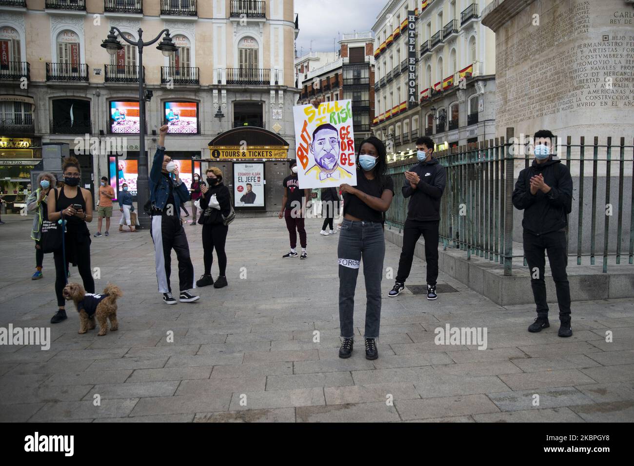 I manifestanti protestano contro la Puerta del Sol, mentre i disordini continuano negli Stati Uniti dopo il 25 maggio, la morte di George Floyd il 31 maggio 2020 a Madrid, Spagna. La protesta segue la morte di George Floyd a Minneapolis, negli Stati Uniti, questa settimana che ha visto un ufficiale di polizia accusato di omicidio di terzo grado. (Foto di Oscar Gonzalez/NurPhoto) Foto Stock