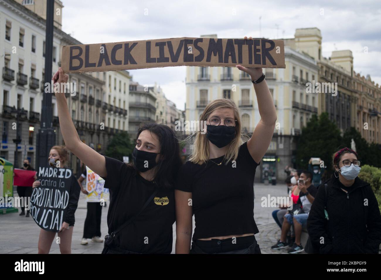I manifestanti protestano contro la Puerta del Sol, mentre i disordini continuano negli Stati Uniti dopo il 25 maggio, la morte di George Floyd il 31 maggio 2020 a Madrid, Spagna. La protesta segue la morte di George Floyd a Minneapolis, negli Stati Uniti, questa settimana che ha visto un ufficiale di polizia accusato di omicidio di terzo grado. (Foto di Oscar Gonzalez/NurPhoto) Foto Stock