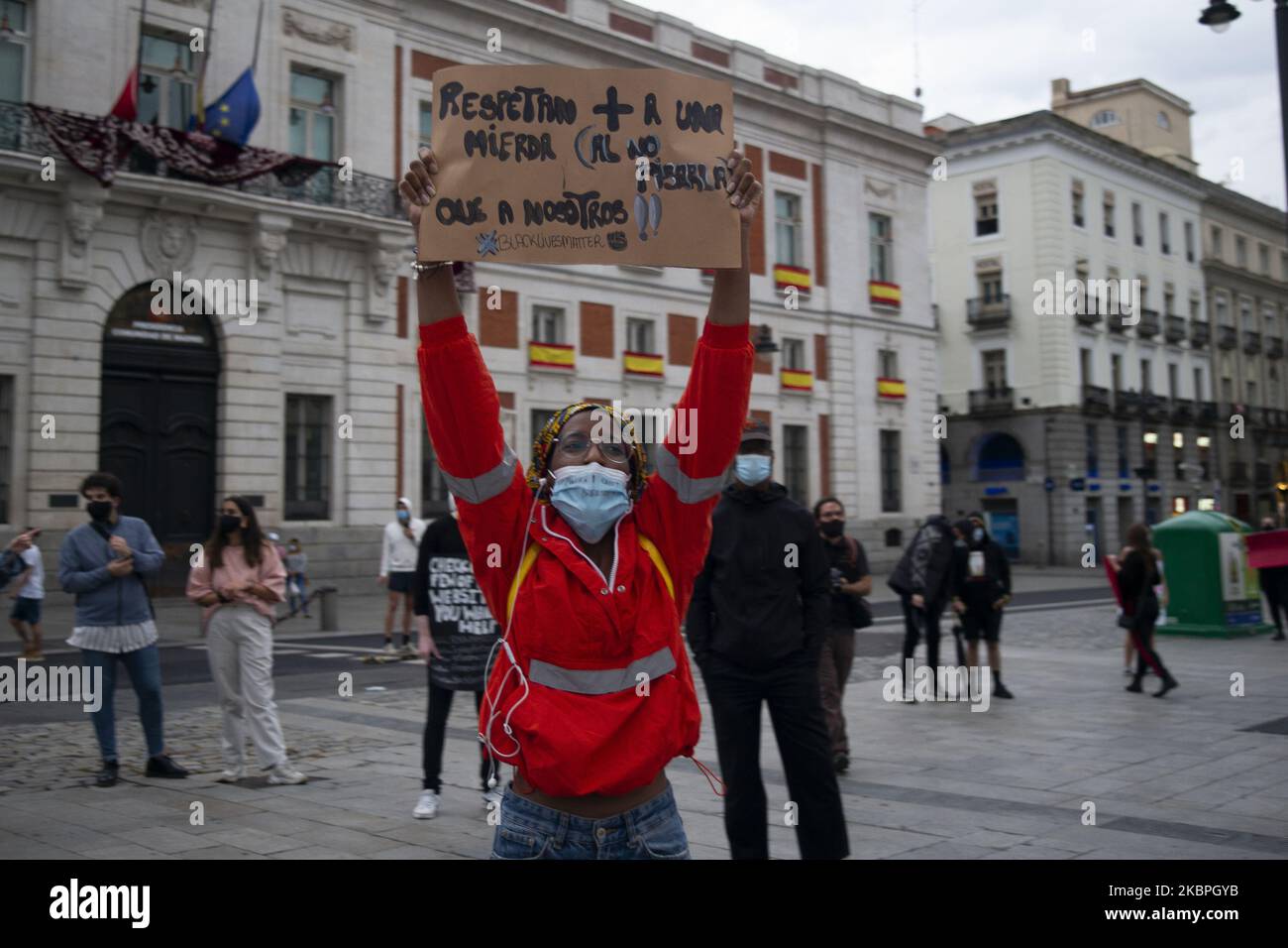 I manifestanti protestano contro la Puerta del Sol, mentre i disordini continuano negli Stati Uniti dopo il 25 maggio, la morte di George Floyd il 31 maggio 2020 a Madrid, Spagna. La protesta segue la morte di George Floyd a Minneapolis, negli Stati Uniti, questa settimana che ha visto un ufficiale di polizia accusato di omicidio di terzo grado. (Foto di Oscar Gonzalez/NurPhoto) Foto Stock