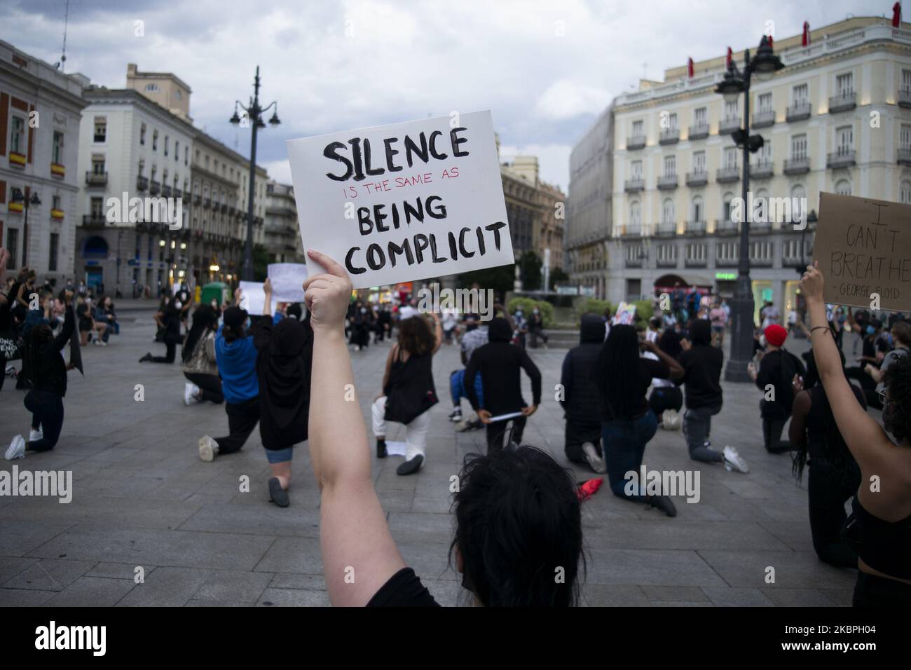 I manifestanti protestano contro la Puerta del Sol, mentre i disordini continuano negli Stati Uniti dopo il 25 maggio, la morte di George Floyd il 31 maggio 2020 a Madrid, Spagna. La protesta segue la morte di George Floyd a Minneapolis, negli Stati Uniti, questa settimana che ha visto un ufficiale di polizia accusato di omicidio di terzo grado. (Foto di Oscar Gonzalez/NurPhoto) Foto Stock