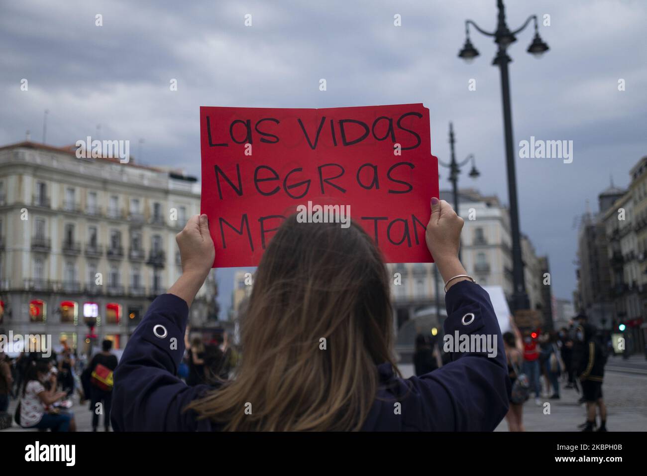 I manifestanti protestano contro la Puerta del Sol, mentre i disordini continuano negli Stati Uniti dopo il 25 maggio, la morte di George Floyd il 31 maggio 2020 a Madrid, Spagna. La protesta segue la morte di George Floyd a Minneapolis, negli Stati Uniti, questa settimana che ha visto un ufficiale di polizia accusato di omicidio di terzo grado. (Foto di Oscar Gonzalez/NurPhoto) Foto Stock
