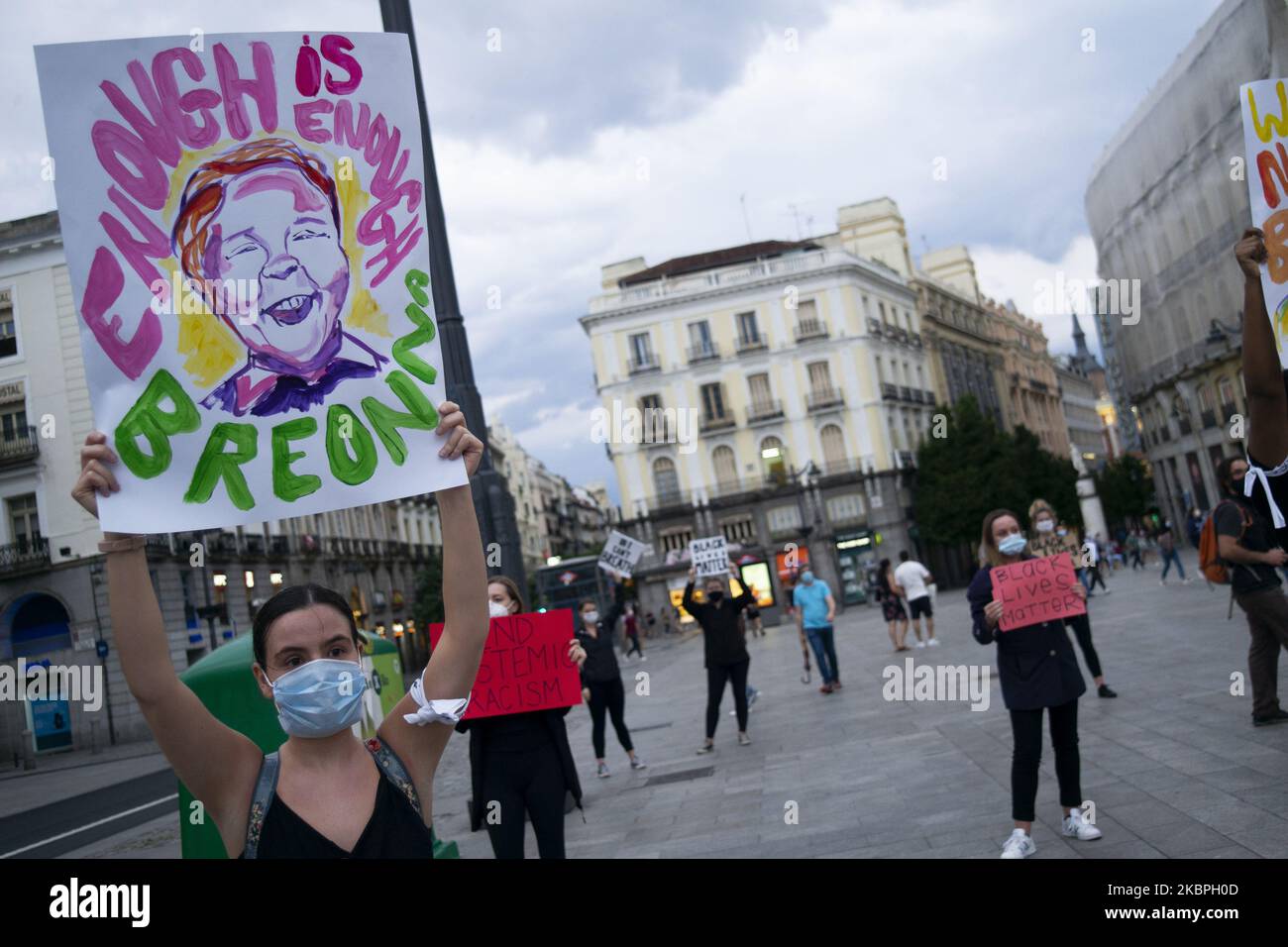 I manifestanti protestano contro la Puerta del Sol, mentre i disordini continuano negli Stati Uniti dopo il 25 maggio, la morte di George Floyd il 31 maggio 2020 a Madrid, Spagna. La protesta segue la morte di George Floyd a Minneapolis, negli Stati Uniti, questa settimana che ha visto un ufficiale di polizia accusato di omicidio di terzo grado. (Foto di Oscar Gonzalez/NurPhoto) Foto Stock