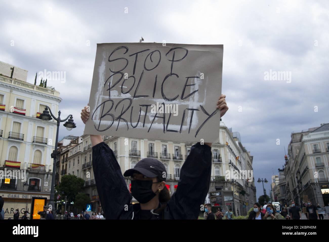 I manifestanti protestano contro la Puerta del Sol, mentre i disordini continuano negli Stati Uniti dopo il 25 maggio, la morte di George Floyd il 31 maggio 2020 a Madrid, Spagna. La protesta segue la morte di George Floyd a Minneapolis, negli Stati Uniti, questa settimana che ha visto un ufficiale di polizia accusato di omicidio di terzo grado. (Foto di Oscar Gonzalez/NurPhoto) Foto Stock