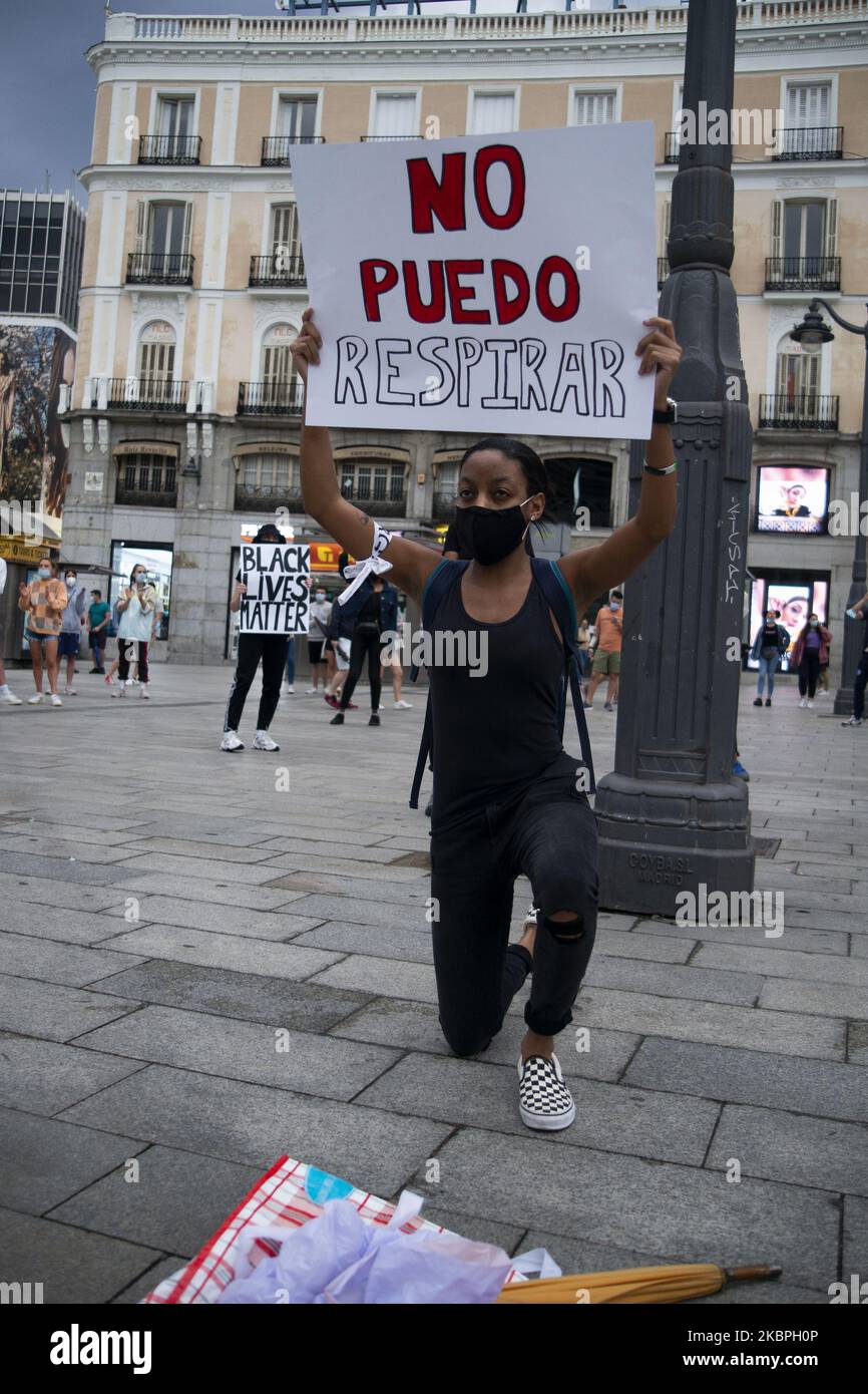 I manifestanti protestano contro la Puerta del Sol, mentre i disordini continuano negli Stati Uniti dopo il 25 maggio, la morte di George Floyd il 31 maggio 2020 a Madrid, Spagna. La protesta segue la morte di George Floyd a Minneapolis, negli Stati Uniti, questa settimana che ha visto un ufficiale di polizia accusato di omicidio di terzo grado. (Foto di Oscar Gonzalez/NurPhoto) Foto Stock