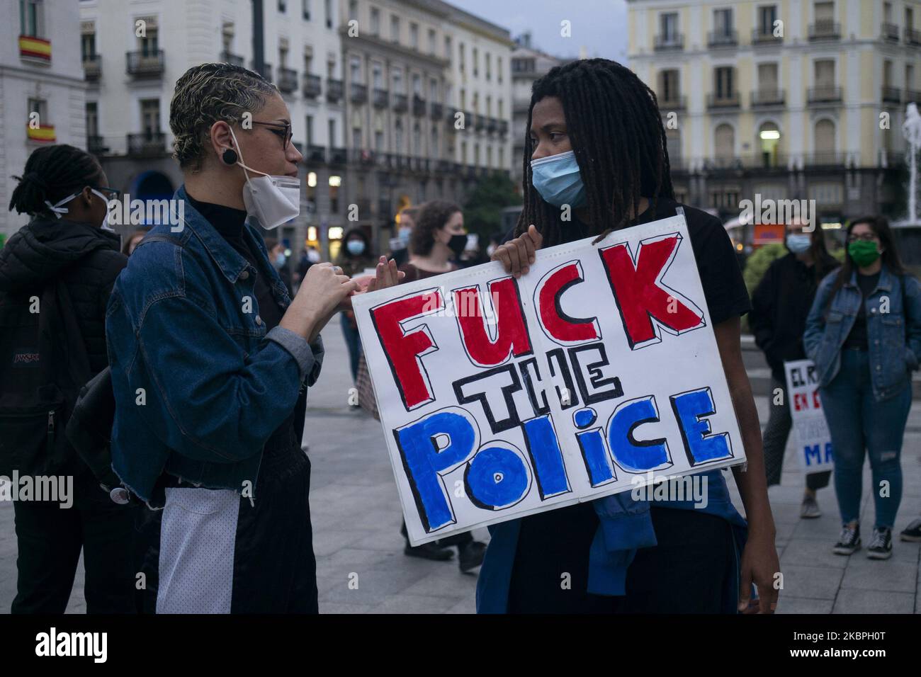 I manifestanti protestano contro la Puerta del Sol, mentre i disordini continuano negli Stati Uniti dopo il 25 maggio, la morte di George Floyd il 31 maggio 2020 a Madrid, Spagna. La protesta segue la morte di George Floyd a Minneapolis, negli Stati Uniti, questa settimana che ha visto un ufficiale di polizia accusato di omicidio di terzo grado. (Foto di Oscar Gonzalez/NurPhoto) Foto Stock