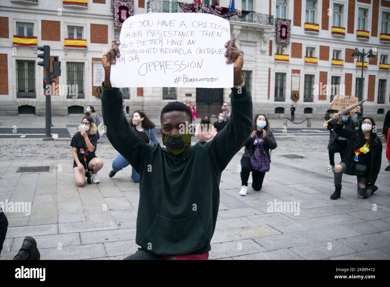 I manifestanti protestano contro la Puerta del Sol, mentre i disordini continuano negli Stati Uniti dopo il 25 maggio, la morte di George Floyd il 31 maggio 2020 a Madrid, Spagna. La protesta segue la morte di George Floyd a Minneapolis, negli Stati Uniti, questa settimana che ha visto un ufficiale di polizia accusato di omicidio di terzo grado. (Foto di Oscar Gonzalez/NurPhoto) Foto Stock