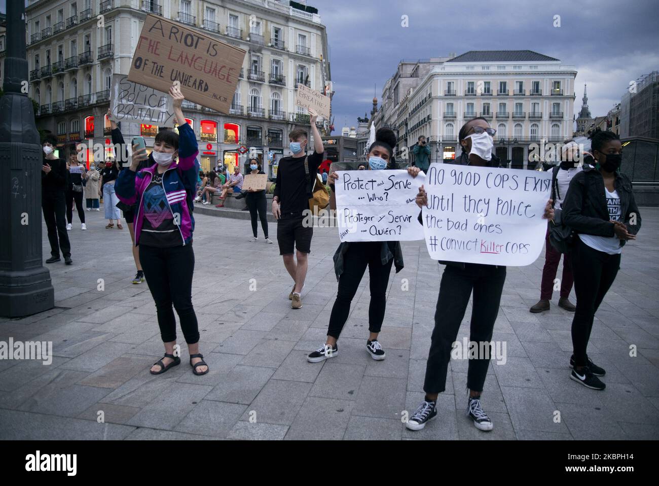 I manifestanti protestano contro la Puerta del Sol, mentre i disordini continuano negli Stati Uniti dopo il 25 maggio, la morte di George Floyd il 31 maggio 2020 a Madrid, Spagna. La protesta segue la morte di George Floyd a Minneapolis, negli Stati Uniti, questa settimana che ha visto un ufficiale di polizia accusato di omicidio di terzo grado. (Foto di Oscar Gonzalez/NurPhoto) Foto Stock