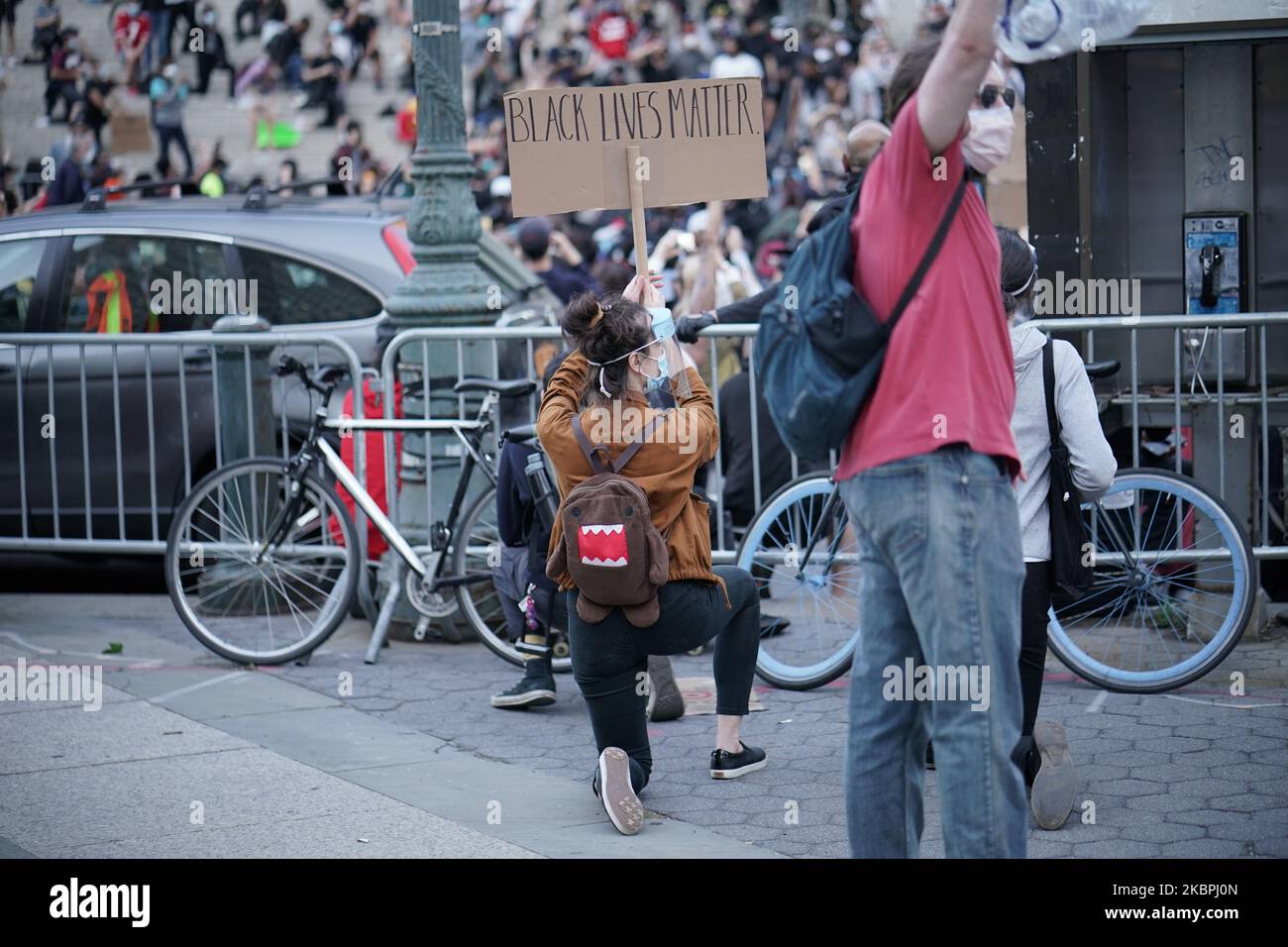 I manifestanti si inginocchiano mentre si radunano contro la morte dell'uomo George Floyd di Minneapolis, Minnesota, nelle mani della polizia il 31 maggio 2020 a New York City. La morte di Floyd è stata catturata in un video che è diventato virale dell'incidente. (Foto di John Nacion/NurPhoto) Foto Stock