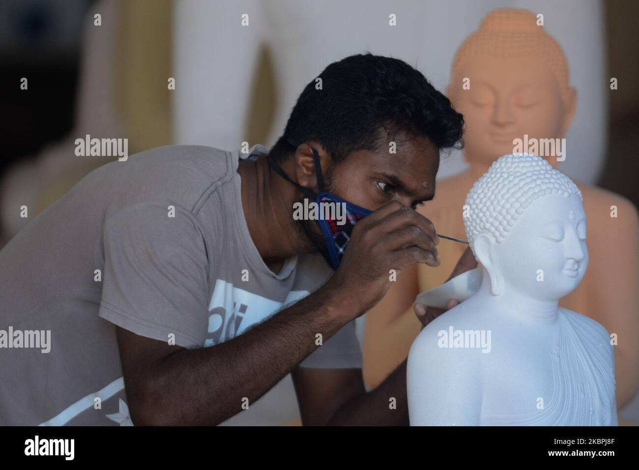 Uno scultore intagliò una statua di Buddha di pietra nel suo laboratorio a Papiliyana vicino Colombo, Sri Lanka.June 01,2020. Molti lavoratori del settore informale come lui sono tornati lentamente al lavoro dopo che il coprifuoco COVID-19 è stato rilassato in tutto il paese. (Foto di Achila Jayawardana/NurPhoto) Foto Stock