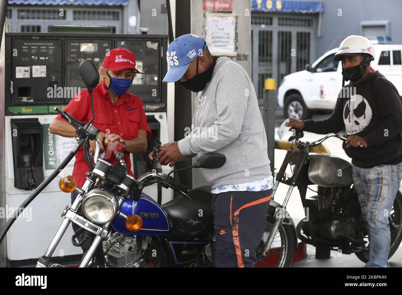 Persone in coda per il carburante in una stazione di servizio dopo che il governo del Venezuela ha lanciato un nuovo sistema di prezzi del carburante a Caracas, Venezuela, il 1 giugno 2020 (Foto di Ramses Mattey/NurPhoto) Foto Stock