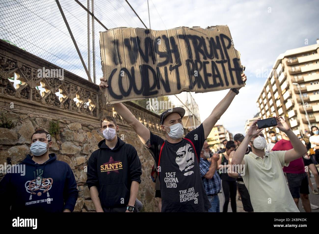 Dimostrazione di rifiuto dell'assassinio di George Floyd davanti al consolato degli Stati Uniti a Barcellona. I manifestanti sono venuti con maschere e hanno letto slogan come 'No justice no peace' e 'i CAN't breathe' a Barcellona, Catalogna, Spagna, il 1 giugno 2020. (Foto di Albert Llop/NurPhoto) Foto Stock