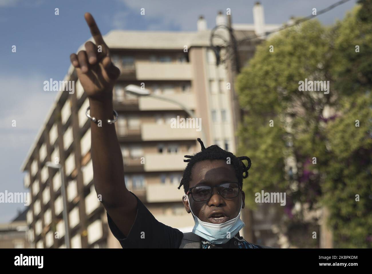 Dimostrazione di rifiuto dell'assassinio di George Floyd davanti al consolato degli Stati Uniti a Barcellona. I manifestanti sono venuti con maschere e hanno letto slogan come 'No justice no peace' e 'i CAN't breathe' a Barcellona, Catalogna, Spagna, il 1 giugno 2020. (Foto di Albert Llop/NurPhoto) Foto Stock
