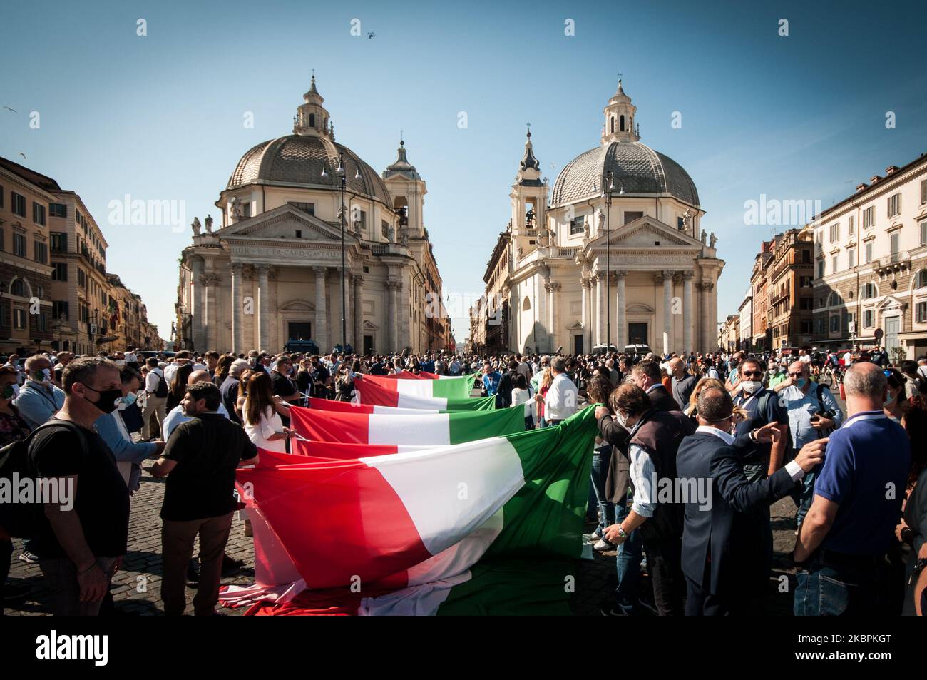 I manifestanti dispiegano una gigantesca bandiera italiana durante una protesta contro il governo, in scena dai partiti di destra della Lega e dei Fratelli d'Italia, a Roma il 2 giugno 2020, il giorno del 74th° anniversario della Repubblica italiana. (Foto di Andrea Ronchini/NurPhoto) Foto Stock