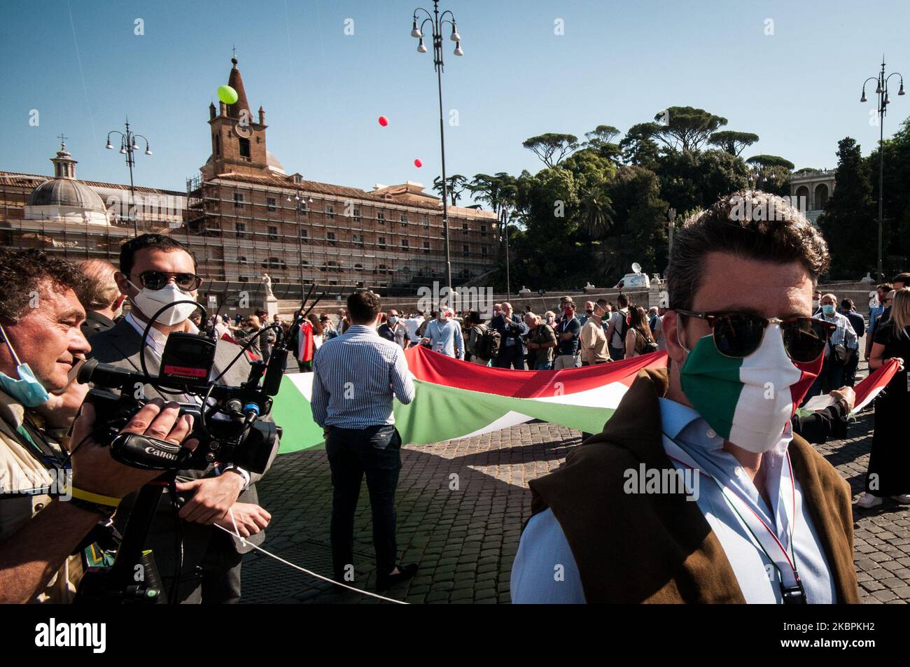 I manifestanti dispiegano una gigantesca bandiera italiana durante una protesta contro il governo, in scena dai partiti di destra della Lega e dei Fratelli d'Italia, a Roma il 2 giugno 2020, il giorno del 74th° anniversario della Repubblica italiana. (Foto di Andrea Ronchini/NurPhoto) Foto Stock