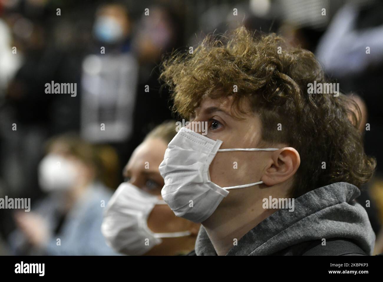 I manifestanti si sono dimostrati durante un raduno ''Black Lives Matter'', tenuto in solidarietà con le proteste degli Stati Uniti per la morte di George Floyd il 02 giugno 2020 a Sydney, Australia. L'evento è stato organizzato per rally contro le morti aborigene in custodia in Australia così come in solidarietà con le proteste attraverso gli Stati Uniti dopo l'uccisione di un uomo nero disarmato George Floyd alle mani di un ufficiale di polizia a Minneapolis, Minnesota. (Foto di Izhar Khan/NurPhoto) Foto Stock