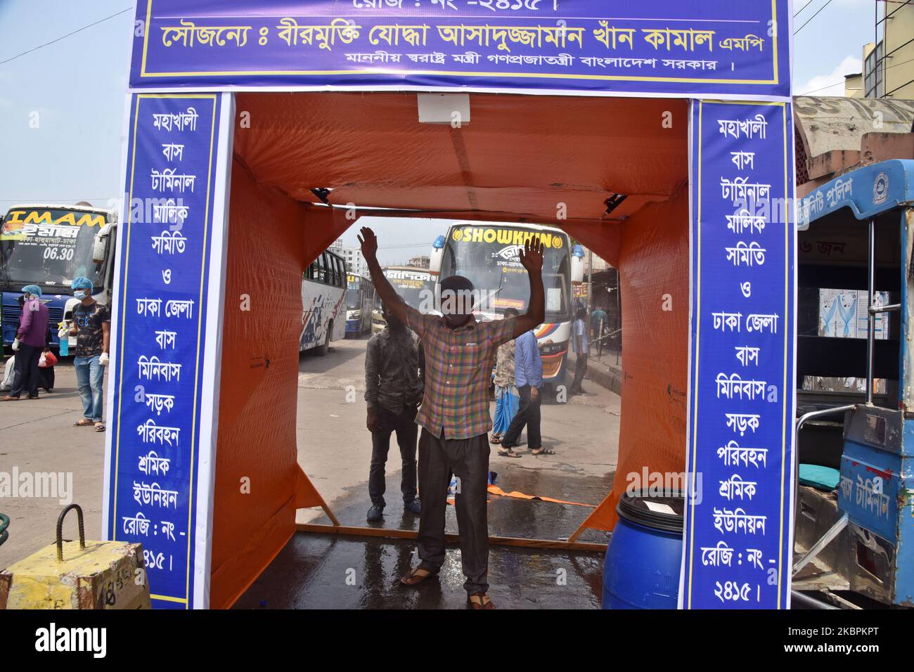 Persone che passano attraverso una camera di disinfezione come entrano in un terminal degli autobus come misura preventiva contro il coronavirus COVID-19 a Dhaka, Bangladesh, il 2 giugno 2020 (Foto di Mamunur Rashid/NurPhoto) Foto Stock