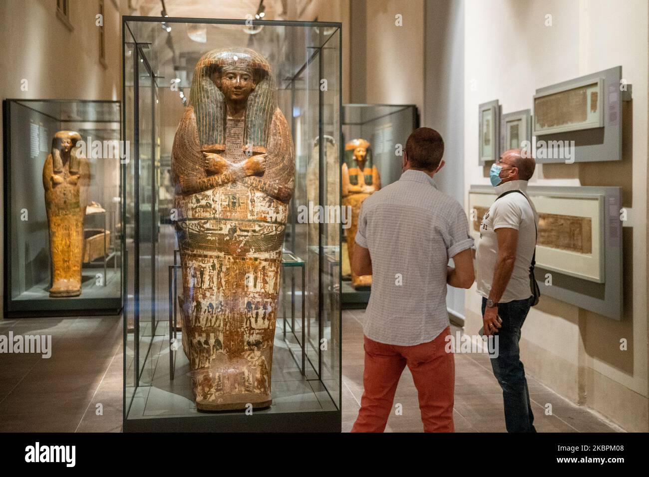 (SOLO NOTIZIE EDITORIALI - RIGOROSAMENTE NESSUN USO COMMERCIALE O DI MERCHANDISING) visitatori a il Museo Egizio riapre al pubblico dopo la lunga chiusura per l'emergenza sanitaria a Torino, Italia, il 2 giugno 2020, in quanto il paese facilita il suo blocco volto a frenare la diffusione dell'infezione da COVID-19, causato dal nuovo coronavirus. Visitatore a il Museo Egizio di Torino è considerato uno dei più importanti musei del mondo interamente dedicato all'antica civiltà egizia. Molte imprese italiane sono state autorizzate a riaprirsi, dopo più di due mesi di una chiusura a contrasto su scala nazionale Foto Stock