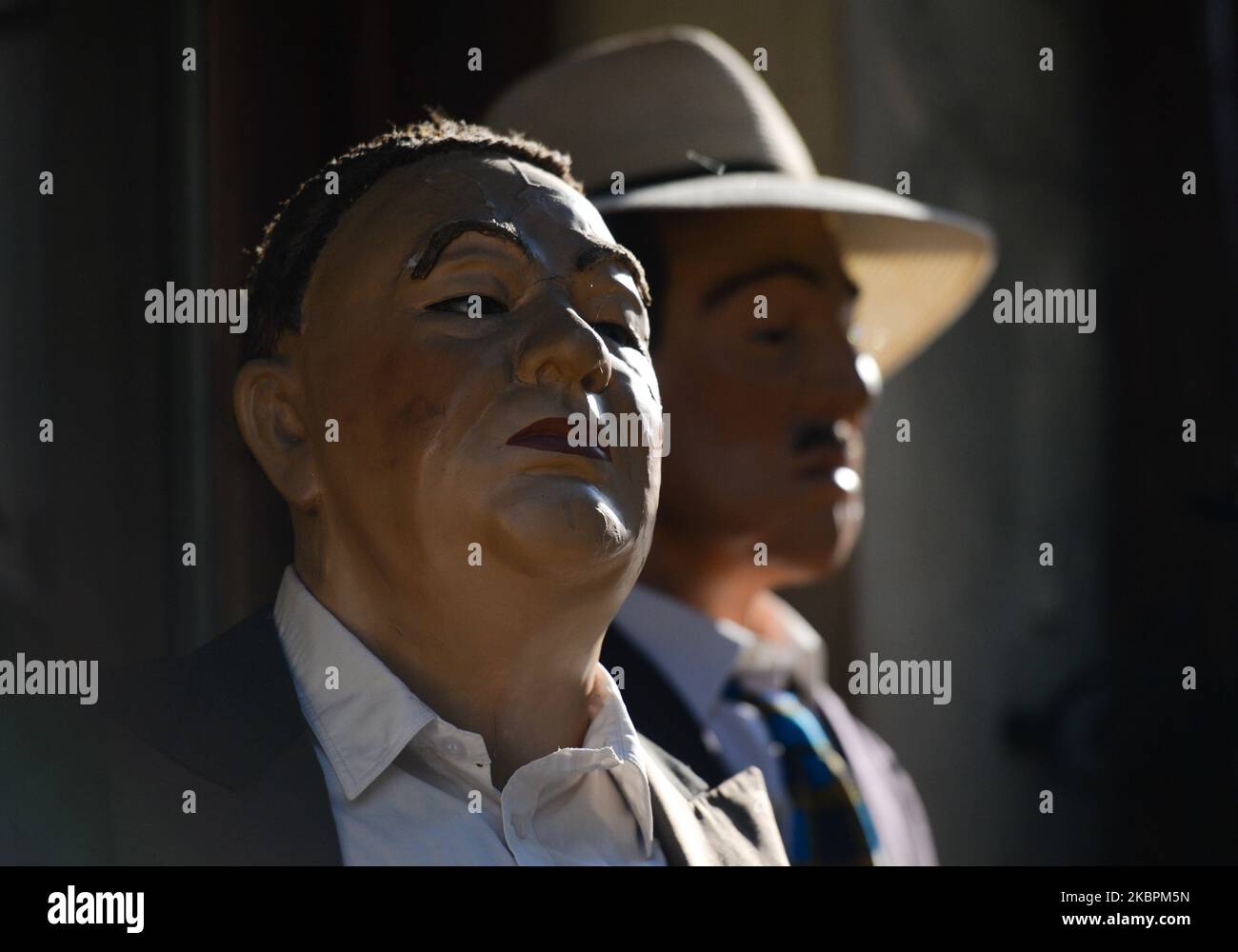 Statue di cera di Vito Corleone e Don Fanucci, due personaggi immaginari del romanzo di Mario Puzo del 1969 il Padrino, visto al di fuori del ristorante italiano 'Corleone' nel centro storico di Cracovia. Per diversi giorni, gli hotel, i ristoranti e le attrazioni turistiche di Cracovia si adattano ai regolamenti del coronavirus e ritornano all'attività. Cracovia e le altre città polacche che partecipano alla campagna #CityWillWait non aspettano più e sono pronte per la ricezione sicura dei turisti di ritorno. L'azione continuerà sotto gli slogan #CityIsReady e #We'reReady. Martedì 2 giugno 2020 a Cracovia, Polonia. (Foto di Artur Foto Stock