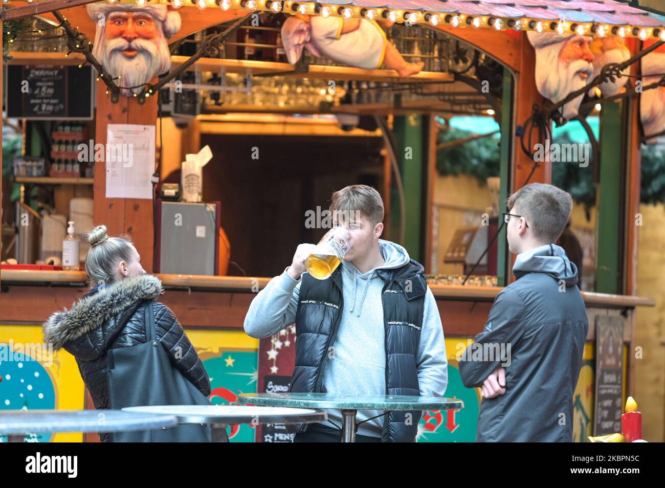 New Street, Birmingham, 4 novembre 2022. - Il mercatino di Natale di Francoforte di Birmingham, inaugurato oggi, ha visto una grande perdita di visitatori, mentre i prezzi aumentano e i visitatori lottano contro la crisi del costo della vita. I bar Bier erano praticamente vuoti con il costo di una pinta di 6,50 libbre o di una doppia pinta di 12,50 libbre, così come le bancarelle di cibo. anche le folle sono state drasticamente ridotte. Ci sono anche meno bancarelle rispetto agli anni precedenti. Fig. Per credito: Interrompi stampa Media/Alamy Live News Foto Stock