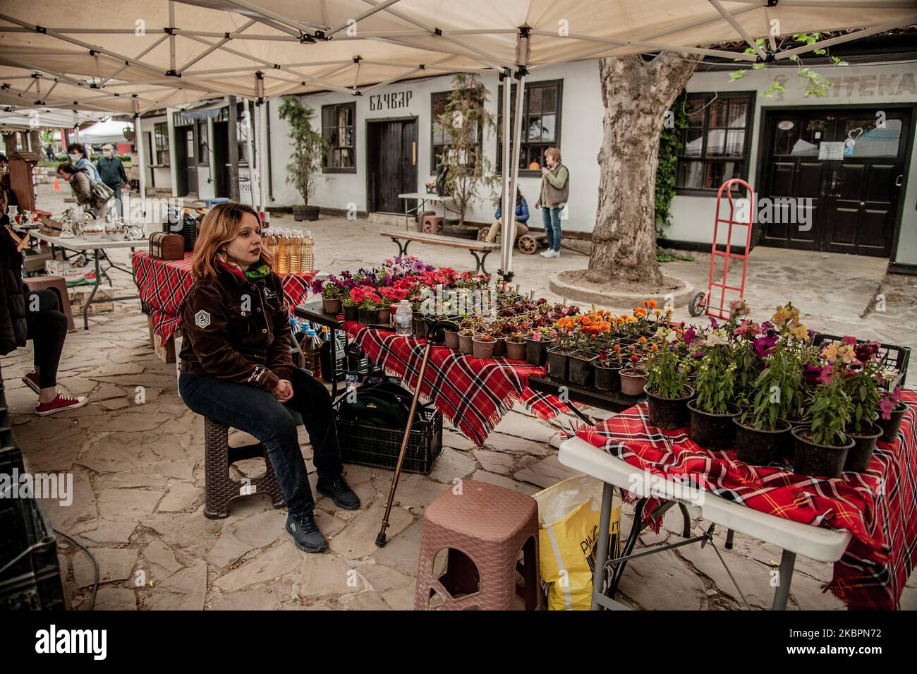 Hassan Efraimov ispezionare la fattoria, Dobrich, Bulgaria. The Wonderful Garden - la prima impresa sociale nella città di Dobrich, Bulgaria, che impiega 16 persone con disabilità fisiche e intellettuali. Per molti di loro, questo è il loro primo lavoro nella vita. Ci sono ancora migliaia di persone sotto tutela in Bulgaria. Maria Metodieva è uno dei fondatori della Fondazione San Nicola il Wonderworker e l'impresa sociale il meraviglioso Giardino. Da più di 22 anni, le persone con vari deficit si sono adoperate per acquisire pari diritti e abolire le restrizioni. Grazie alla f Foto Stock