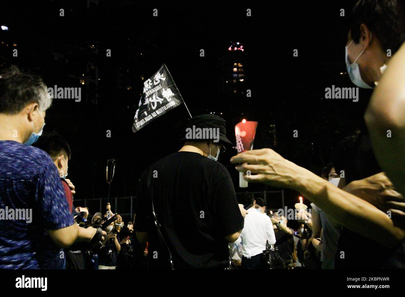 Una bandiera pro-democrazia di Hong Kong è stata vista sventolare durante la veglia di Piazza Tiananmen a Causeway Bay, Hong Kong, giugno 4th 2020 (Foto di Tommy Walker/NurPhoto) Foto Stock