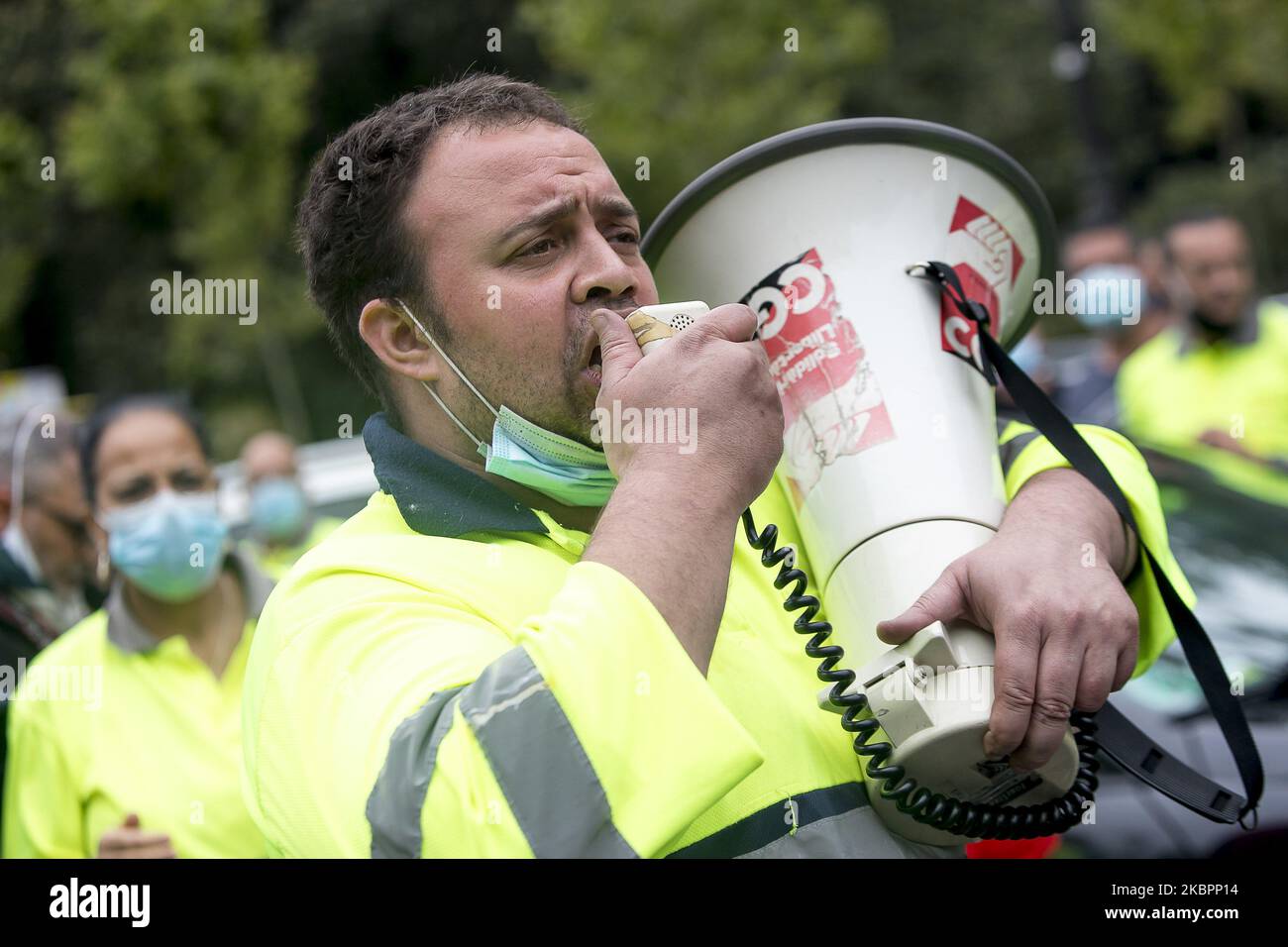 Lavoratori e parenti della società NISSAN bloccano l'Avinguda Diagonal di Barcellona con i loro veicoli e si riuniscono di fronte al consolato giapponese e allo studio legale Garrigues, incaricato di difendere la società automobilistica giapponese, a Barcellona, in Spagna, il 4 giugno 2020. (Foto di Albert Llop/NurPhoto) Foto Stock
