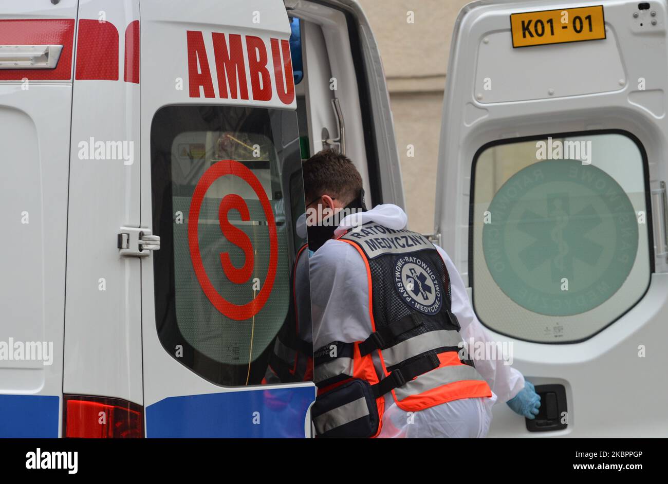 Un paramedicseen all'esterno di un'ambulanza nella Piazza del mercato principale di Cracovia. Dall'aprile 5, la media mobile di 7 giorni di un nuovo caso quotidiano di coronavirus in Polonia varia tra 297 e 401. Il Ministero della Salute ha riferito oggi altri 361 nuovi casi e 2 morti, aumentando il numero totale a 25.048 persone infette, 1.117 morti e 12.227 guariti. Il 04 giugno 2020, a Cracovia, Polonia. (Foto di Artur Widak/NurPhoto) Foto Stock