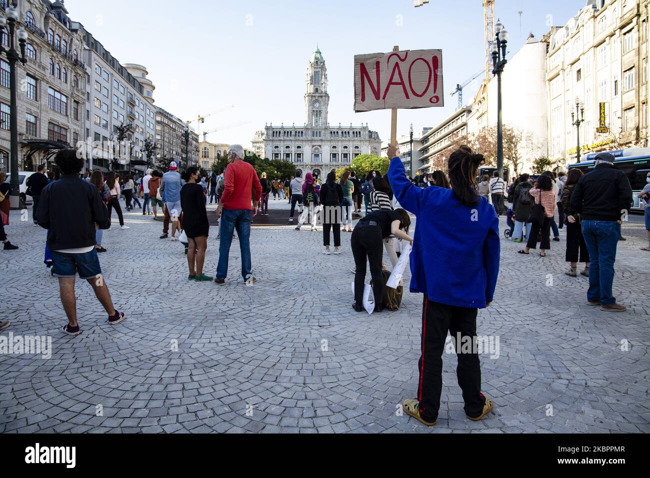 Democrator esibirsi a Porto, Portogallo, il 4 giugno 2020 durante la manifestazione 'Parados, Nunca Calados' organizzata in tutto il paese su Facebook, per rivendicare i diritti e il bilancio statale del 1% dato alla cultura. A causa della pandemia del Covid-19 e dello stato di emergenza, l'area culturale è stata la più colpita, con molti professionisti indipendenti che si ritrovano senza pagare e senza aiuto dallo stato. (Foto di Rita Franca/NurPhoto) Foto Stock