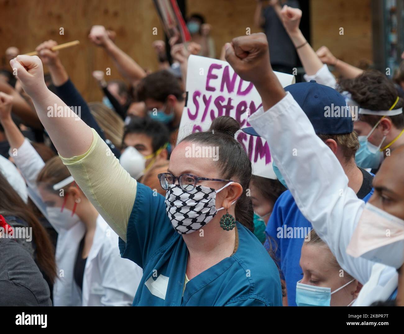 Gli operatori sanitari hanno alzato la voce contro il razzismo e hanno marciato insieme ad altri manifestanti pacifici per le strade in onore di George Floyd il 2 giugno 2020 a New York City, Stati Uniti. (Foto di Selcuk Acar/NurPhoto) Foto Stock