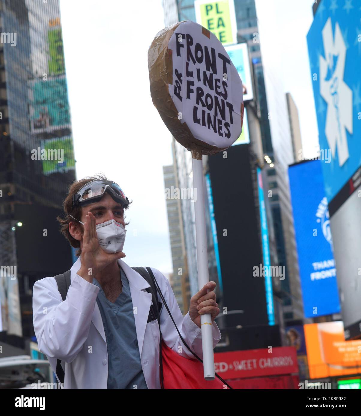 Gli operatori sanitari hanno alzato la voce contro il razzismo e hanno marciato insieme ad altri manifestanti pacifici per le strade in onore di George Floyd il 2 giugno 2020 a New York City, Stati Uniti. (Foto di Selcuk Acar/NurPhoto) Foto Stock