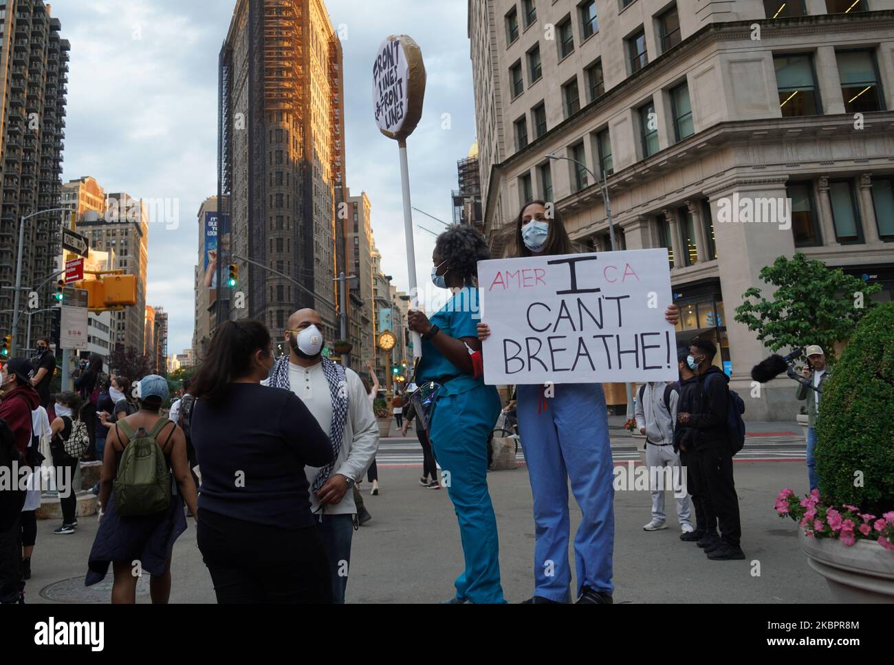 Gli operatori sanitari hanno alzato la voce contro il razzismo e hanno marciato insieme ad altri manifestanti pacifici per le strade in onore di George Floyd il 2 giugno 2020 a New York City, Stati Uniti. (Foto di Selcuk Acar/NurPhoto) Foto Stock