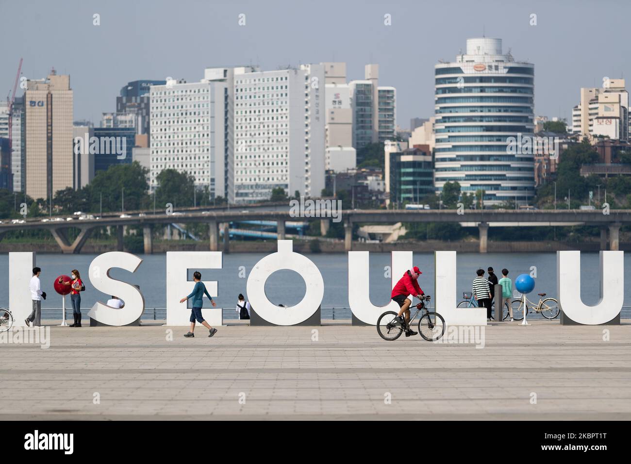 Persone che indossano maschere facciali come precauzione contro la diffusione del COVID-19 presso il parco Yeouido Hangang River di Seoul, Corea del Sud, il 05 giugno. I residenti a Seoul si sono ritrovati in gran numero anche dopo che il governo ha ufficialmente raccomandato alle persone di mantenere la distanza sociale come misura preventiva contro la diffusione del COVID-19. (Foto di Chris Jung/NurPhoto) Foto Stock