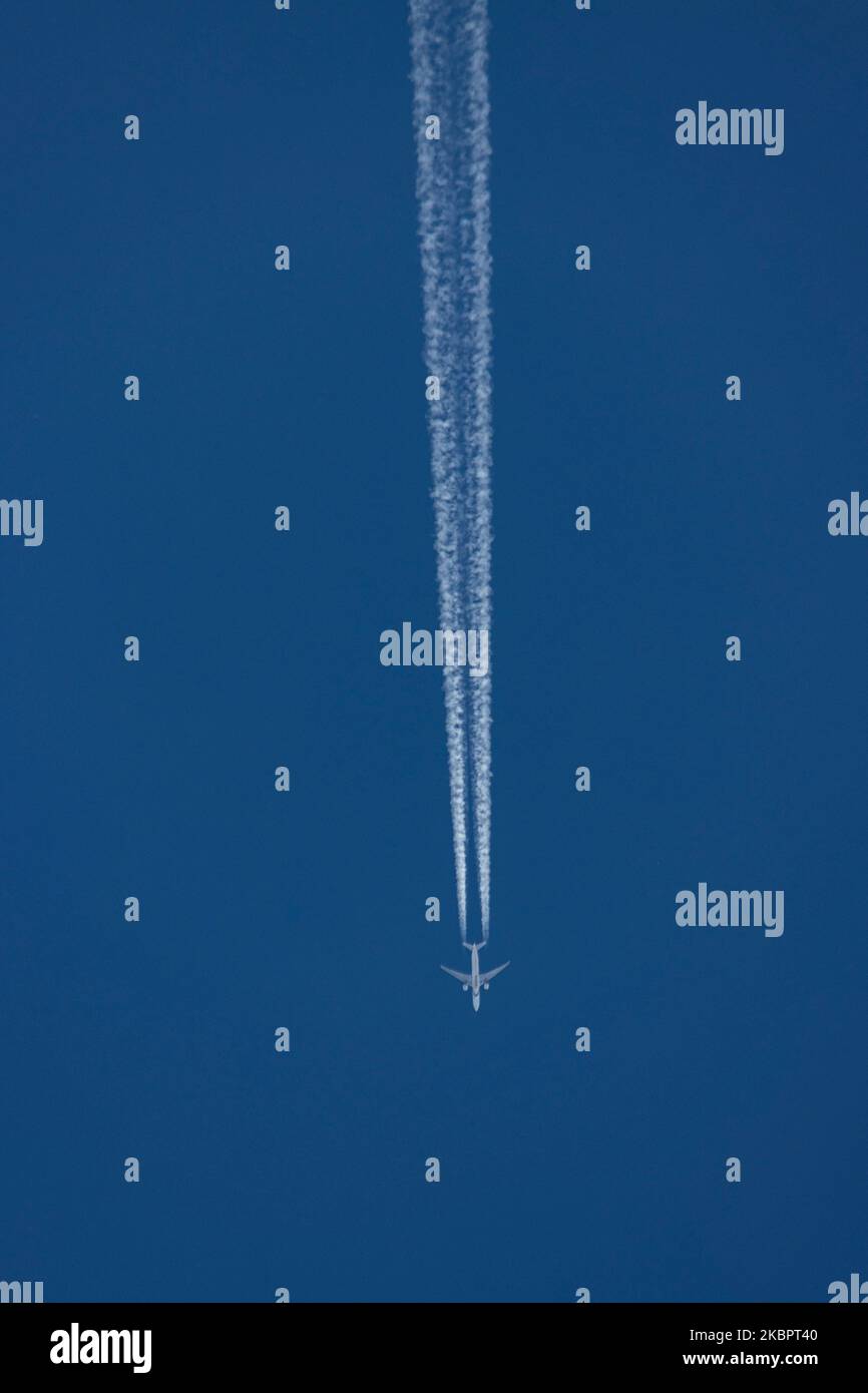 Un aereo Pakistan International Airlines Pia Boeing 777-300 visto volare nel cielo blu estivo greco sopra la città di Salonicco in Grecia. L'aereo di sorvolo che crea le scie chimiche o le linee di vapore bianco dietro sta volando da Islamabad ISB all'aeroporto BCN di Barcellona in Spagna a 36,000 piedi. L'aereo di volo ha la registrazione AP-BID, 2x motori a reazione GE e l'iscrizione Pakistan è visibile in fondo alla fusoliera. PIA è il portatore di bandiera nazionale del Pakistan. Giugno 5, 2020 (Foto di Nicolas Economou/NurPhoto) Foto Stock