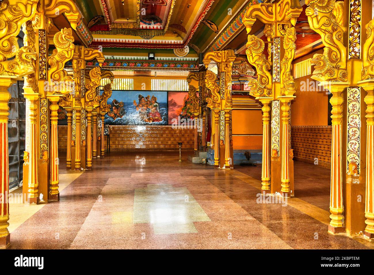 Interno del tempio indù di Arul Eswari Muthumariamman a Jaffna, Sri Lanka il 15 agosto 2017. (Foto di Creative Touch Imaging Ltd./NurPhoto) Foto Stock