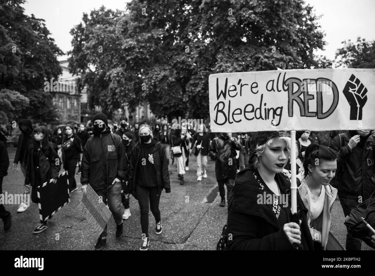 (NOTA DELL'EDITORE: L'IMMAGINE È STATA CONVERTITA IN BIANCO E NERO) la gente protesta contro il razzismo e la brutalità della polizia il 6 giugno 2020 a Stoccarda, Germania. Manifestazioni simili si sono svolte in tutta Europa, con oltre una dozzina in tutta la Germania oggi. (Foto di Alessandro Annunziata/NurPhoto) Foto Stock