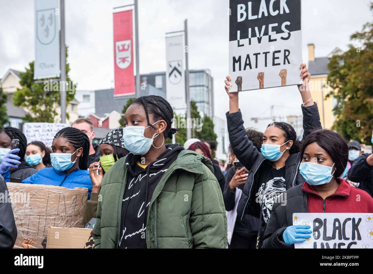 I manifestanti si riuniscono durante una protesta contro Black Lives Matter a Eyre Square per protestare contro la recente uccisione di George Floyd e anche i recenti atti di brutalità della polizia il 06 giugno 2020 a Galway, Irlanda. (Foto di Szymon Barylski/NurPhoto) Foto Stock