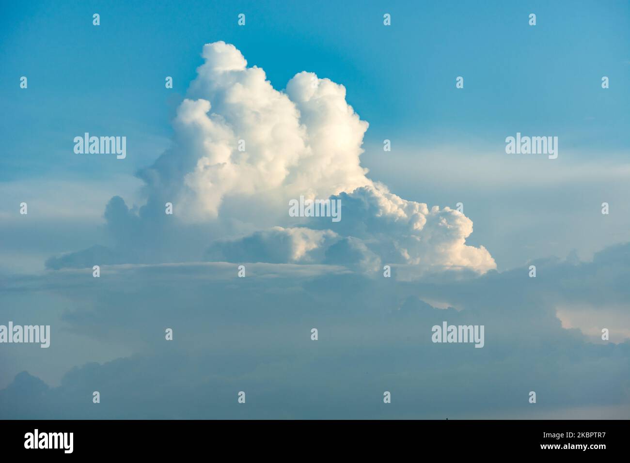 Nuvole di puff bianco-grigio in alto nel cielo, vista estiva Foto Stock