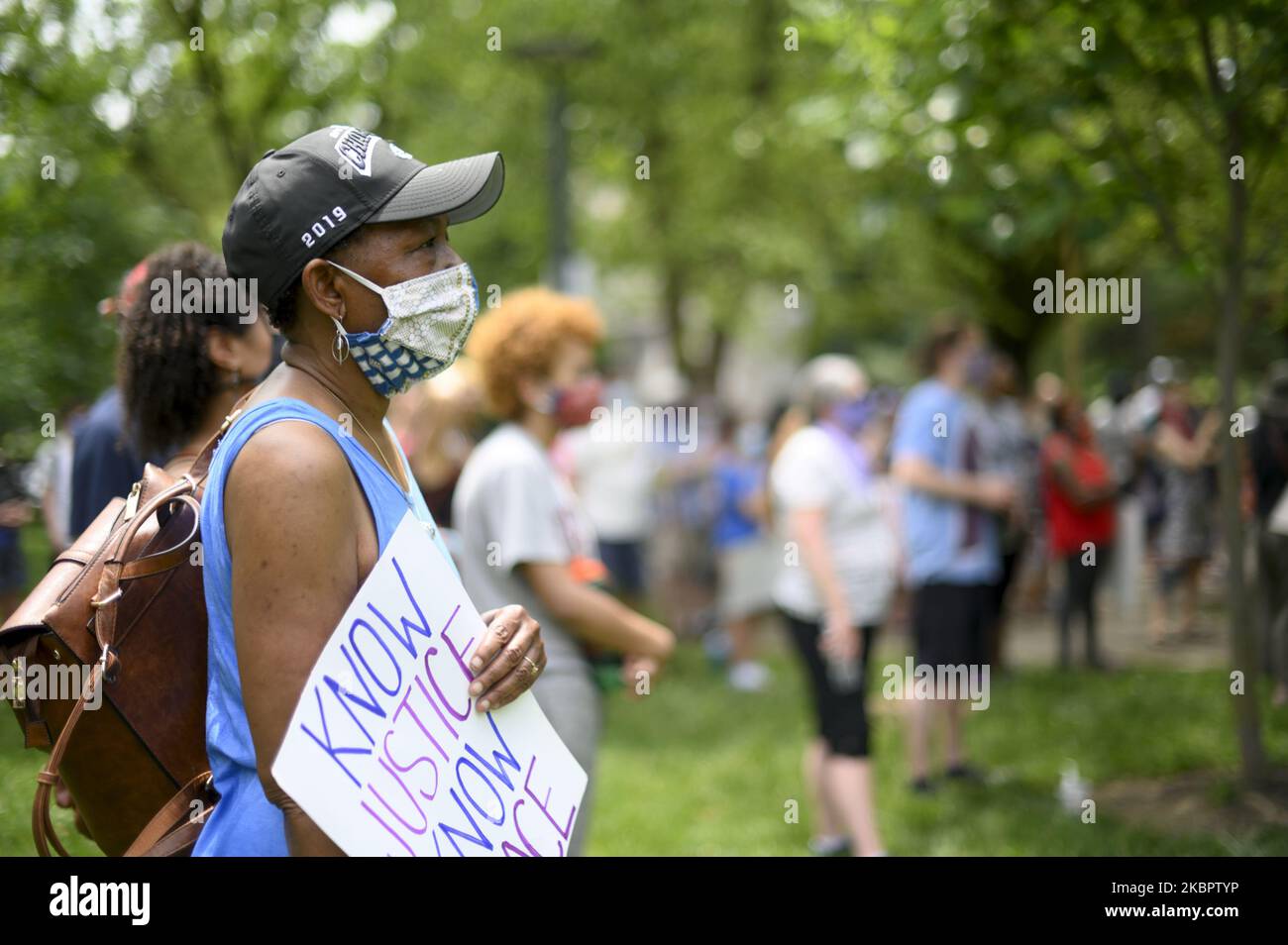 I membri della comunità si riuniscono per una protesta pacifica e familiare nel variegato e liberale quartiere di Mount Airy nella zona nord-occidentale di Philadelphia, PA, il 6 giugno 2020. La gente protesta la morte mentre è in custodia di polizia di George Floyd in quartieri, comunità grandi e piccole e città di tutto il mondo. (Foto di Bastiaan Slabbers/NurPhoto) Foto Stock