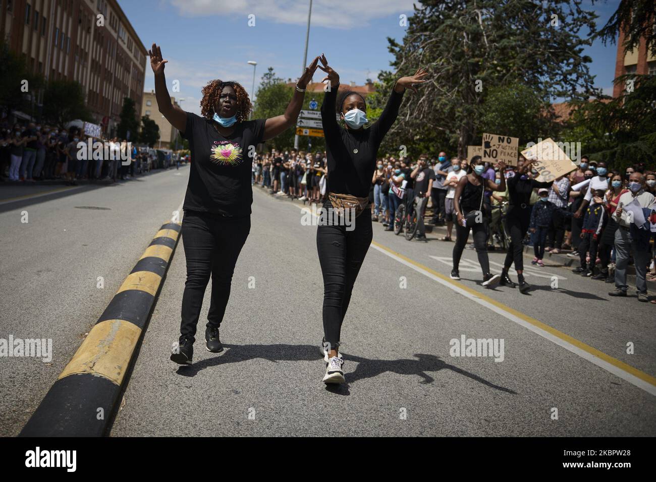 La comunità nera di Pamplona, Spagna, il 6 giugno 2020 si mobilita per protestare contro la morte di George Floyd, avvenuta negli Stati Uniti durante un arresto della polizia. Ricordano anche il senegalese Elhadji Ndiaye, morto nelle stazioni di polizia quattro anni fa dopo un arresto nel quartiere Pamplona di la Rochapea. Alcuni manifestanti fingono di essere arrestati. (Foto di Iranzu Larrasoana Oneca/NurPhoto) Foto Stock