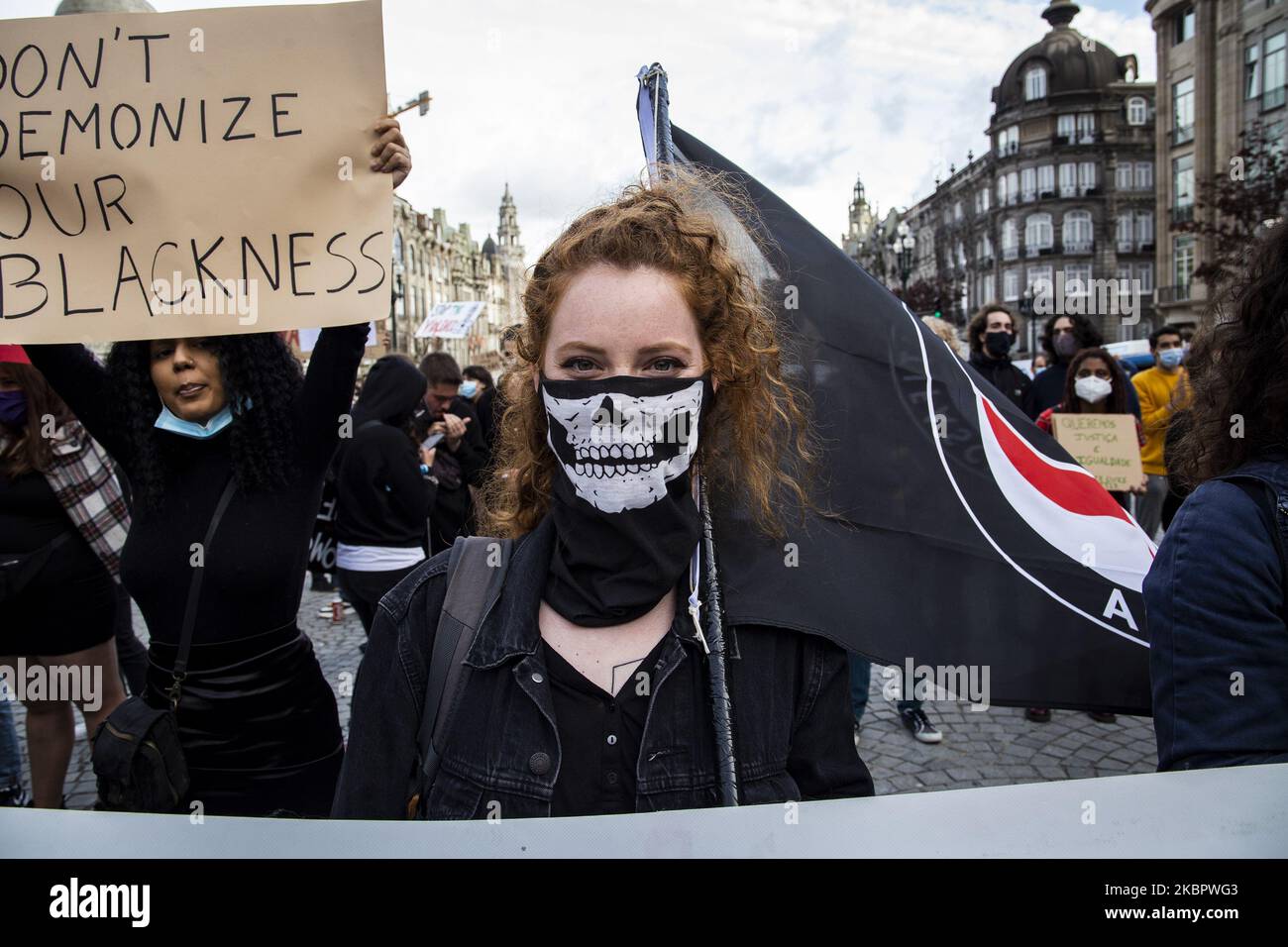 Manifestazione pacifica contro il razzismo, la xenofobia e il fascismo, a Praha da Liberdade, nel centro di Porto, con la presenza di migliaia di persone e gruppi, senza le dovute precauzioni come la distanza sociale a causa della pandemia del covid 19. Questa dimostrazione ha intenzione gli ultimi eventi in America con la morte di George Floyd. Il 6 giugno 2020, a Porto, Portogallo. (Foto di Rita Franca/NurPhoto) Foto Stock