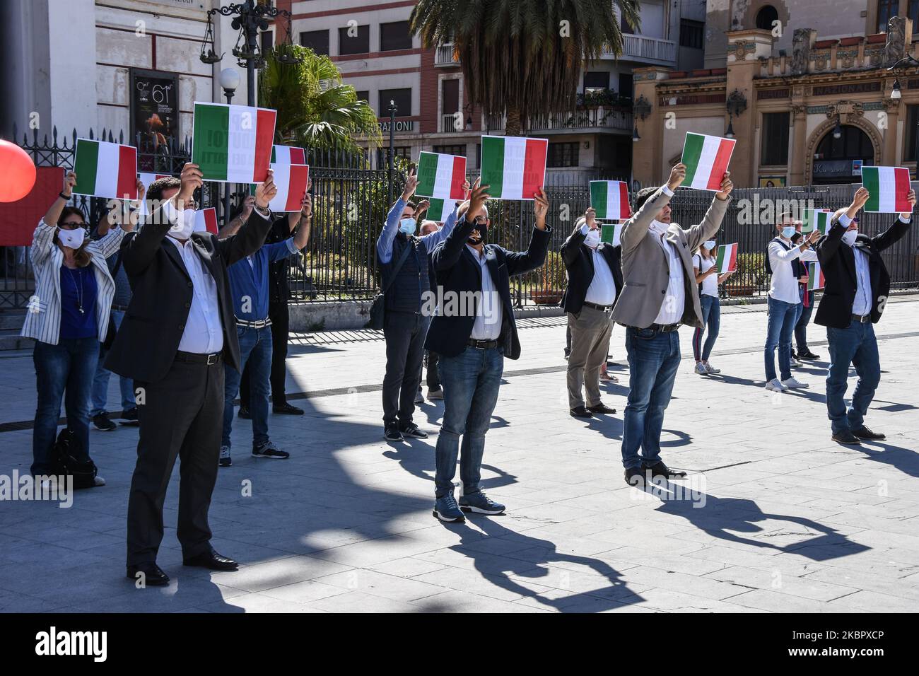 Alberto Samona (R) consigliere per la cultura della Regione Siciliana, celebra la Giornata della Repubblica in Piazza Politeama a Palermo, con altri rappresentanti dei partiti di destra Siciliani, Fratelli d'Italia, Lega e forza Italia a Palermo, Italia, il 2 giugno 2020 (Foto di Francesco Militello Mirto/NurPhoto) Foto Stock