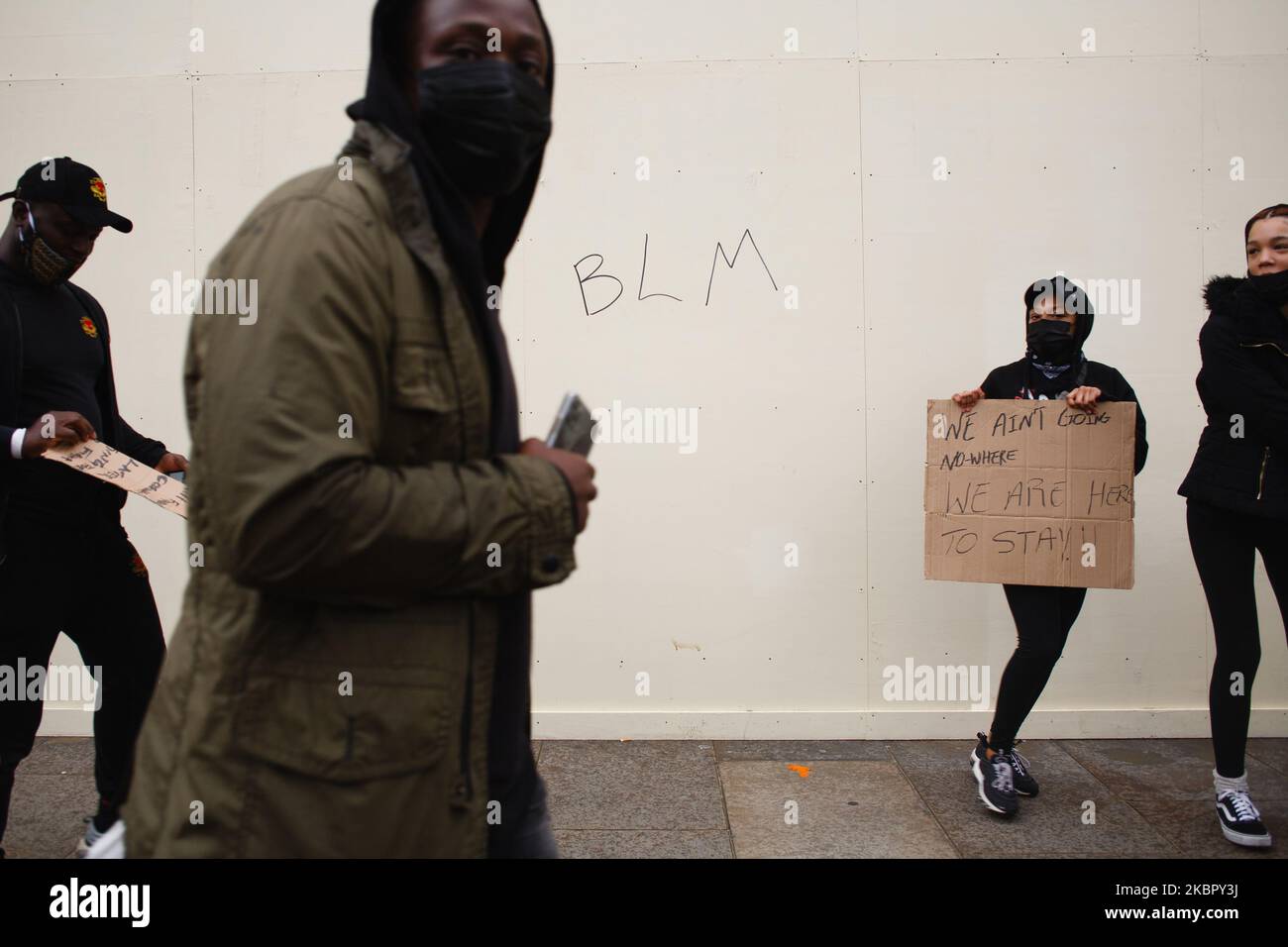 Gli attivisti della Black Lives Matter, riuniti per la seconda giornata consecutiva di protesta di massa contro il razzismo, portano i cartelli oltre i graffiti 'BLM' su Whitehall a Londra, in Inghilterra, il 7 giugno 2020. Oggi ha segnato la quarta massiccia protesta Black Lives Matter a Londra in otto giorni, in un’ondata globale di manifestazioni antirazziste scatenate dall’uccisione in custodia di polizia di un uomo nero, George Floyd, nella città statunitense di Minneapolis il 25 maggio. (Foto di David Cliff/NurPhoto) Foto Stock