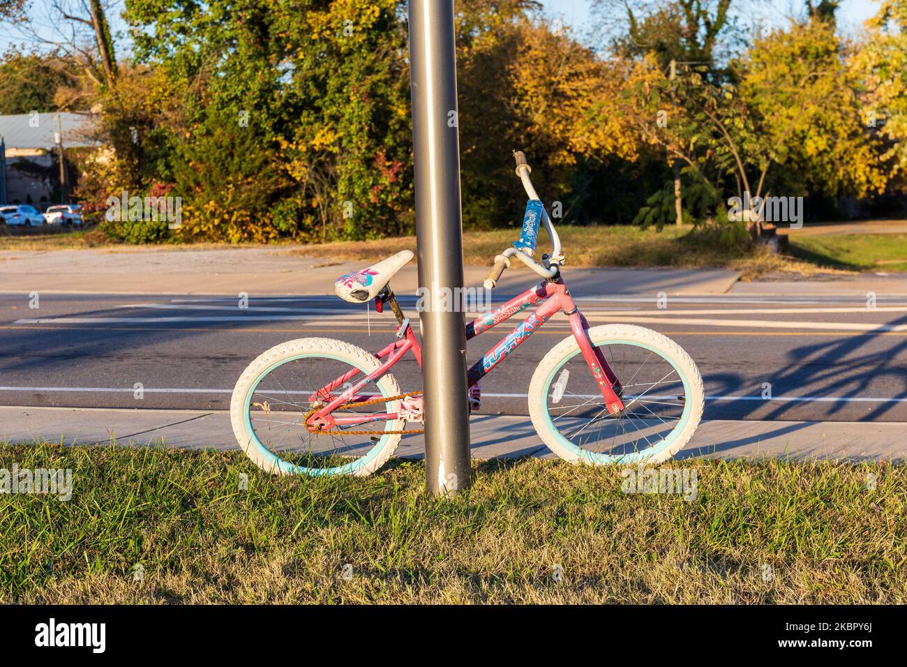 ELKIN, NORTH CAROLINA, USA-14 OTTOBRE 2022: Bicicletta indossata per bambini appoggiata al posto, giorno di sole tardi. Foto Stock