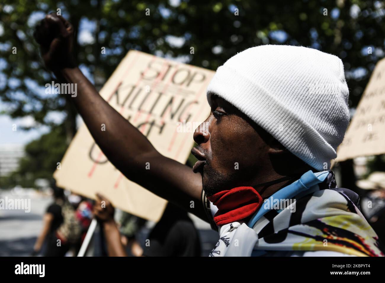 Un uomo alzò il pugno come simbolo di protesta contro il razzismo e la brutalità della polizia, a Madrid, in Spagna, il 7 giugno 2020. Centinaia di persone si sono riunite a Madrid per marciare contro il razzismo e la brutalità della polizia a seguito dell'ondata di proteste dopo la morte di George Floyd negli Stati Uniti. Dall'ambasciata degli Stati Uniti alla Puerta del Sol, hanno marciato gridando slogan e chiedendo una vera uguaglianza in tutto il paese. (Foto di Guillermo Santos/NurPhoto) Foto Stock