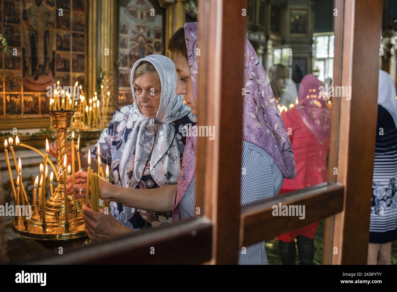 I Lipovani celebrano la Domenica di Pentecoste nella Chiesa Ortodossa Orientale a Vylkove, Odessa Oblast, Ucraina, il 7 giugno 2020. I Lipovani sono vecchi credenti, per la maggior parte di origine etnica russa, che si stabilirono in Romania e nei territori vicini. Circa il 70% della popolazione di Vylkove è costituita da Lipovans. (Foto di Oleksandr Rupeta/NurPhoto) Foto Stock