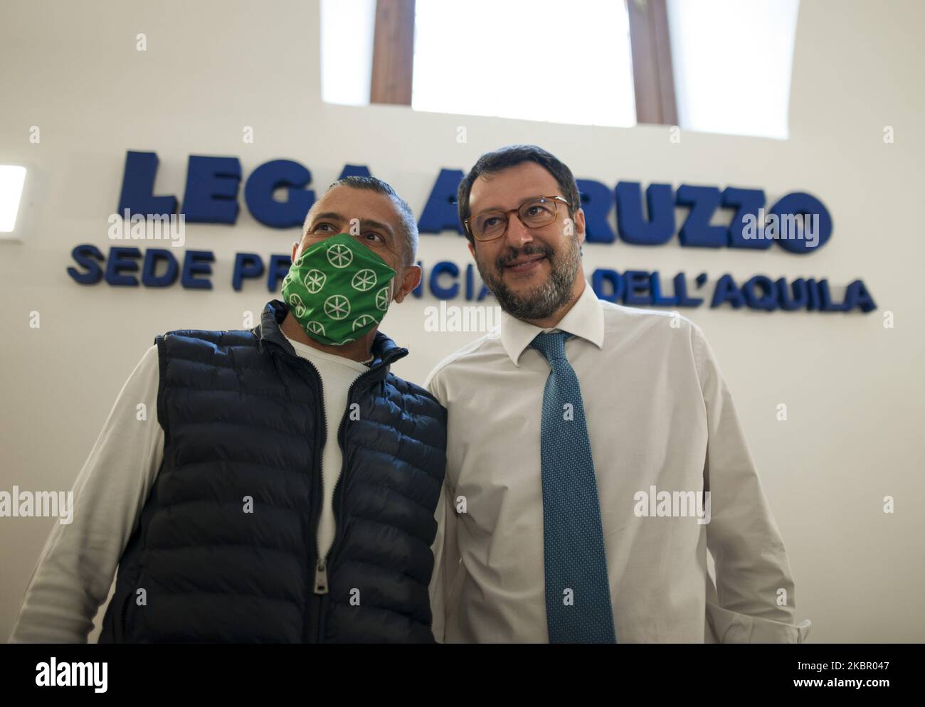 Leader del partito italiano della Lega di estrema destra (Lega), Matteo Salvini (R) durante la visita a l'Aquila, Italia, il 8 giugno 2020 per inaugurare la nuova sede Provinciale del Partito Lega a l'Aquila. (Foto di Andrea Mancini/NurPhoto) Foto Stock