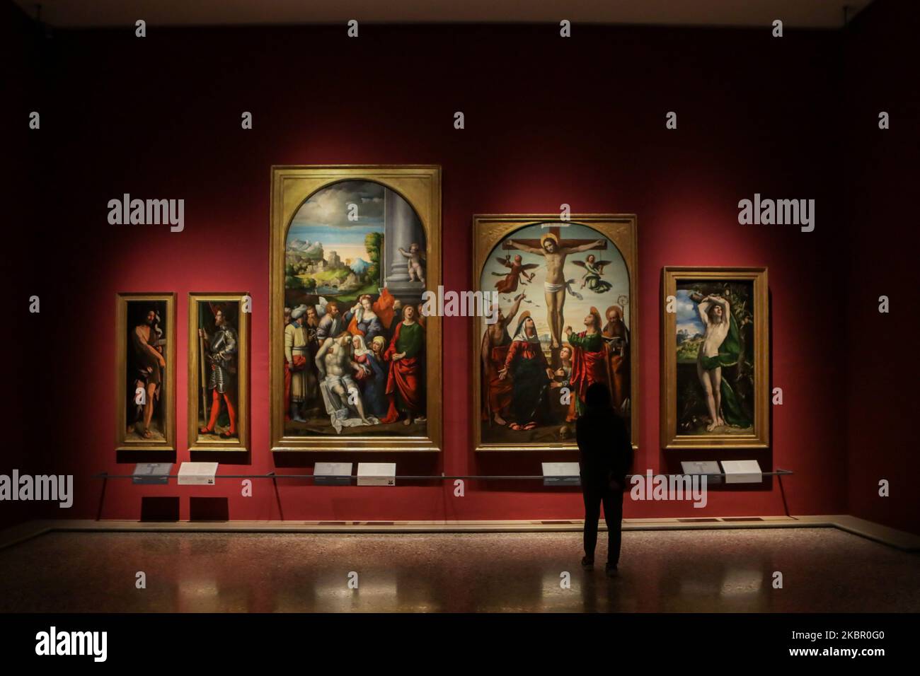 (SOLO PER NOTIZIE EDITORIALI - NON PER USO COMMERCIALE O MERCHANDISING) Un visitatore guarda l'arte alla Pinacoteca di Brera il 09 giugno 2020 a Milano. Riapertura al pubblico della Pinacoteca di Brera dopo la chiusura forzata per l'emergenza coronavirus. Ingresso gratuito fino all'autunno 2020 dopo la registrazione e la prenotazione dell'orario. (Foto di Mairo Cinquetti/NurPhoto) Foto Stock